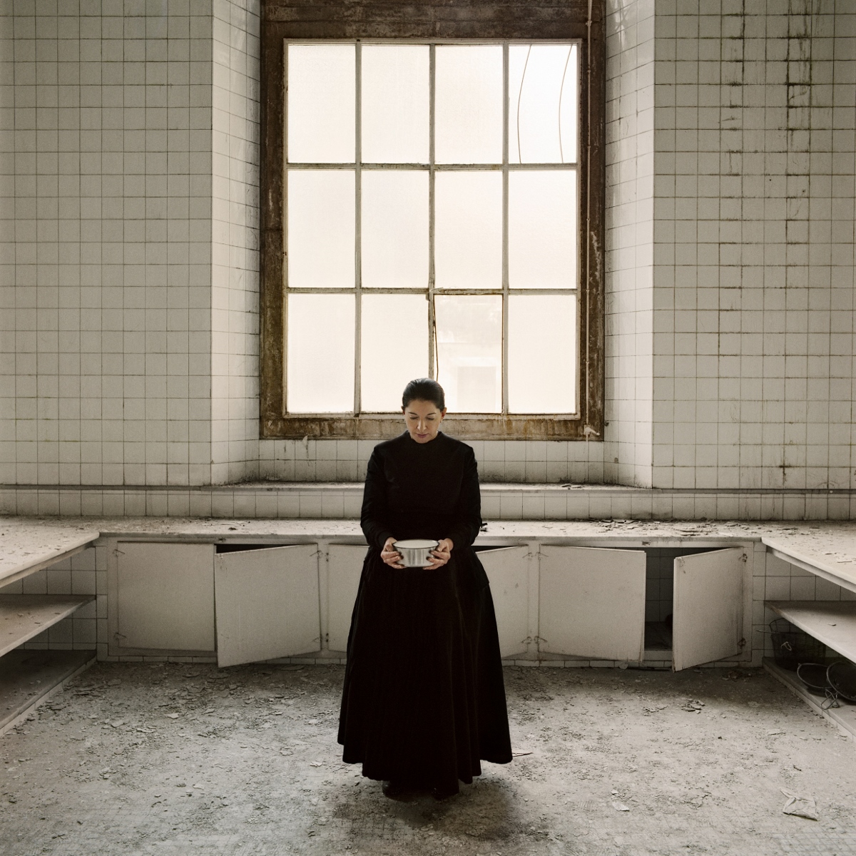 Marina Abramovic – Holding the milk